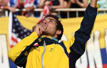 El colombiano se colgó la medalla de bronce en BMX. En la carrera terminó por detrás de Connor Fields y Jelle Van Gorkom. Fue necesario el veredicto de Photo Finish para certificar su tercer lugar.