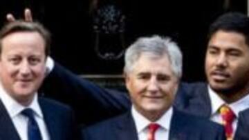 Manu Tuilagi poniéndole 'los cuernos' al primer ministro británico, David Cameron.