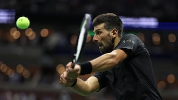 Novak Djokovic golpea la bola en el US Open.