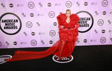 Bebe Rexha con un diseño de Buerlangma.