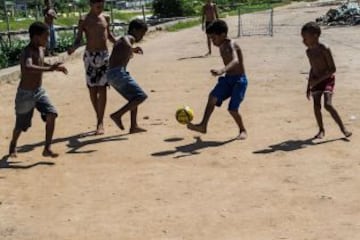 Varios niños juegan al fútbol en un barrio pobre de Olinda, a unos 18 km de Recife, en el noreste de Brasil, durante el Mundial de Brasil 2013 torneo de fútbol FIFA Confederaciones. El centro histórico de Olinda está catalogado como Patrimonio de la Humanidad por la UNESCO.