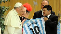 El Papa Francisco se encuentra con Diego Maradona durante una audiencia con los jugadores de la 'Partita Interreligiosa Della Pace' en la Sala Pablo VI antes del Partido Interreligioso por Paz en el Estadio en septiembre de 2014.