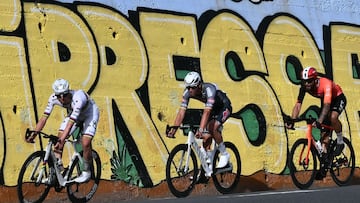Team UAE's Slovenian rider Tadej Pogacar (L), Dutch Mathieu Van Der Poel of team Alpecin-Deceuninck (C) and Team Ineos' Italian rider Filippo Ganna prepare to take a turn in la Cipressa downhill during the Milan - Sanremo one-day classic cycling race, on March 22, 2025. (Photo by Marco BERTORELLO / AFP)