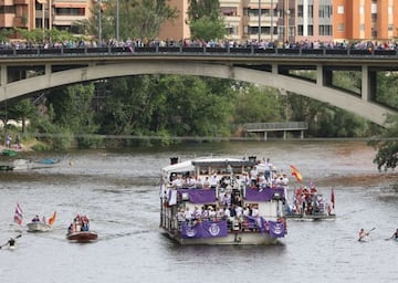 La leyenda del Pisuerga con la plantilla del Real Valladolid hizo las delicias de la afición blanquivioleta.