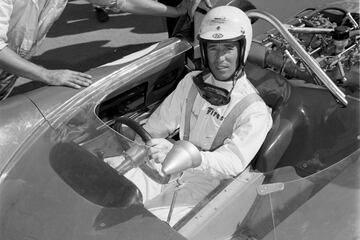 Mario Gabriele Andretti (actual Motovun, Croacia; 28 de febrero de 1940) es uno de los cuatro pilotos que logra una victoria en su primera carrera con Ferrari, junto a Mansell, Raikkonen y Alonso. Lo consigue en el GP de Sudáfrica de 1971, su único triunfo con la Scuderia y el primero en su palmarés. Pasaron 81 carreras y cinco años, siete meses y 18 días hasta su segunda cita con el laurel, en el GP de los EE UU de 1977 en el circuito Long Beach ya con Lotus, con quien en 1978 ganaría el Mundial. 