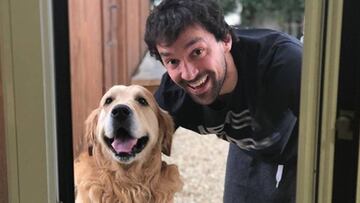 El jugador de baloncesto Sergio Llull con su perro Buddy.