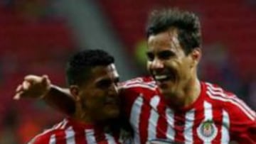 Omar Bravo celebrando con Jes&uacute;s S&aacute;nchez su gol de la semana pasada ante Mineros en la Copa MX.