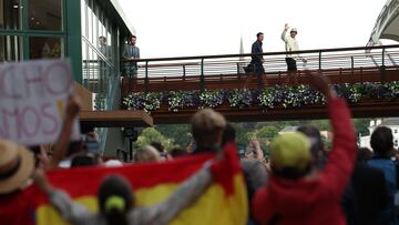 Wimbledon (United Kingdom), 16/07/2023.- Carlos Alcaraz of Spain (top R) is cheered by crowds as he leaves after winning his Men's Singles final match against Novak Djokovic of Serbia at the Wimbledon Championships, Wimbledon, Britain, 16 July 2023. (Tenis, España, Reino Unido) EFE/EPA/ISABEL INFANTES EDITORIAL USE ONLY