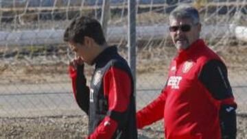 <b>TOCADO. </b>Jesús Navas se retiró ayer con gesto serio del entrenamiento y por la tarde se fue a Vitoria.