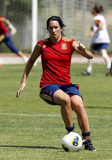 La de Alcañiz sigue teniendo mucho fútbol en sus botas a sus 30 años. En ella, la experiencia es un grado, tanto en la Selección como en las filas rojiblancas. Es la pieza clave del centro del campo.


 
