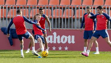 Vermeeren junto a Reinildo, Correa y Savic, en un entrenamiento del Atlético.