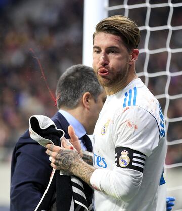 Sergio Ramos escupe sangre después de recibir una patada en la cara del jugador del Atlético de Madrid Lucas Hernández en el primer derbi liguero en el Wanda Metropolitano