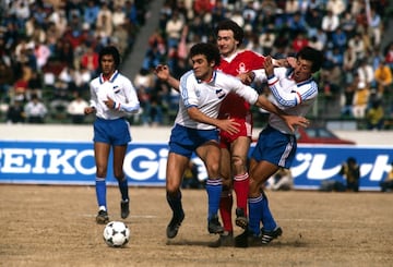 En 1980, tanto la confederación europea como la sudamericana llegaron a un acuerdo con la empresa multinacional japonesa Toyota para que la Copa Intercontinental se disputase a un solo encuentro en tierras japonesas, un escenario neutral. Ese escenario se encomendó a Tokio, que acogería desde entonces ese encuentro. Y así fue: el 11 de febrero de 1981, Nacional de Montevideo y Nottingham Forest disputaron la final a un partido. El conjunto uruguayo, con un equipo en el que jugaba Víctor Espárrago, se alzó con el triunfo gracias a un gol de Victorino a los diez minutos de partido. En el conjunto inglés también había otros nombres ilustres como Shilton y Trevor Francis, que no supieron sobreponerse al tanto inicial suramericano.