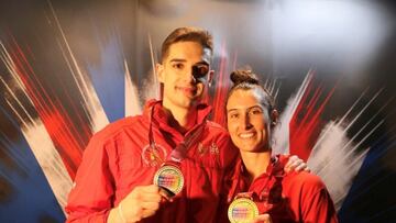 Javier Perez Polo y Cecilia Castro, con las medallas conseguidas en el Europeo de Taekwondo de Manchester.
