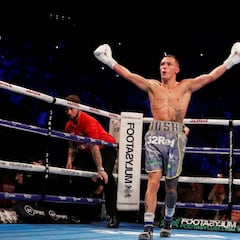 Warrington maravilla en Leeds: KO a Takoucht en dos rounds