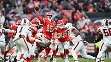 Los Kansas City Chiefs tienen asegurado su puesto en los playoffs, pero deben preocuparse por el tobillo de Patrick Mahomes tras sufrir un esguince de tobillo durante el duelo contra los Cleveland Browns.