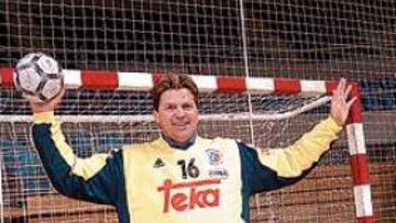 <b>PATROCINIO.</b> Piterman se vistió de portero para presentar a Teka.