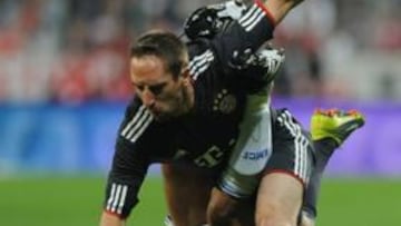 <b>EXIGENTE DEBUT. </b>Carvalho disputó su primer partido con la camiseta del Real Madrid. En la imagen pugna con Ribéry, que fue una pesadilla por su banda izquierda.