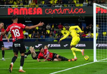 El delantero del Villarreal hizo el típico que se hace cuando juegas con los amigos, un remate casi de espaldas con u toque sutil. Su aportación es muy importante en el equipo y su gol decisivo para la victoria.