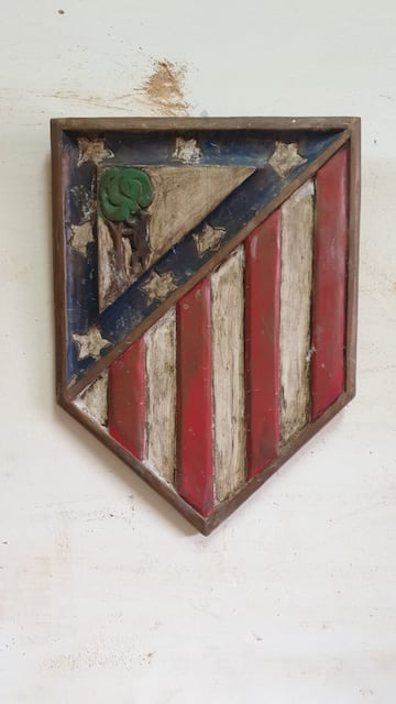 El escudo del Atlético en madera recuperado. 