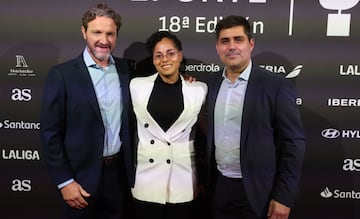 Los exfutbolistas Mixta y Jade Boho posan con David Aganzo, presidente de la AFE, en la alfombra roja de los Premios AS del Deporte 2024.