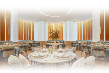 El restaurante Gaggan, del chef indio Gaggan Anand, es una de las experiencias gastronómicas más aclamadas y disruptivas de Asia, ubicado en Bangkok, Tailandia. Se le describe como una experiencia de "rock progresivo" en la cocina, con un enfoque en la cocina india progresiva. En resumen, ir a Gaggan no es solo una cena, es un acto teatral de alta cocina donde la creatividad, la reinvención constante y la cultura india se fusionan en un menú degustación diseñado para sorprender y deleitar todos los sentidos.