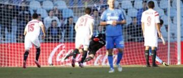 Álvaro Vázquez marca el 1-0 de penalti. 