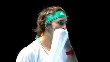 El incómodo momento de Zverev: una fan quiere abrazarle y él se la quita de encima