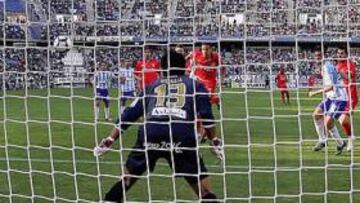 <b>UN ERROR FATAL. </b>Gustavo Munúa no blocó un balón aéreo que Cala aprovechó para marcar el 1-1. Principio del fin para el Málaga.