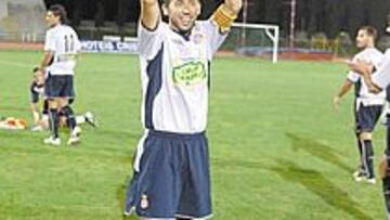 <b>UNA NOCHE CURIOSA. </b>El Espanyol ganó y se llevó un enorme florero de plástico como trofeo. La gloria también la gozó Kameni, héroe y víctima improvisada de la noche en la que Dani goleó.