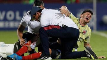 Nicol&aacute;s Benedetti sale lesionado en el encuentro ante Uruguay