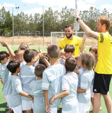 En esta imagen Nacho y Alex junto a los niños de su campus.