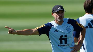 DOHA (CATAR), 29/11/2022.- El técnico de la selección española, Luis Enrique, durante el entrenamiento del equipo de este martes en Qatar University Doha (Catar). EFE/ JUANJO MARTIN
