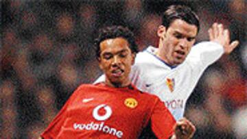 <b>OPORTUNIDAD</B>. Kieran Richardson, en el partido ante el Basilea.
