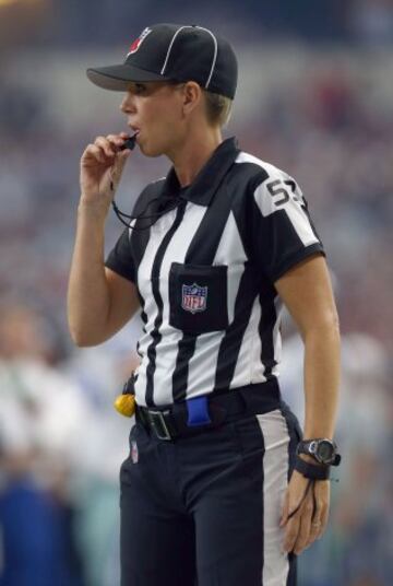 La juez de línea Sarah Thomas, durante el partido entre Atlanta Falcons y Dallas Cowboys.