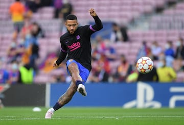 BARCELONA, SPAIN - OCTOBER 20: Memphis Depay of FC Barcelona warms up prior to the UEFA Champions League group E match between FC Barcelona and Dinamo Kiev at Camp Nou on October 20, 2021 in Barcelona, Spain. (Photo by Alex Caparros/Getty Images)