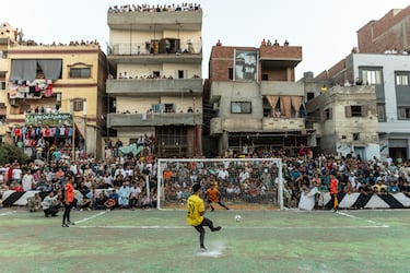Cualquier lugar es bueno para ver un partido de fútbol. Y si las gradas del estadio se llenan, siempre quedan los balcones y las azoteas de los edificios  aledaños. La imagen muestra una vista general  de la final del Torneo  Al-Qudah, que  enfrentó  a Al-Numan y  Al-Ghaba en Al-Ghaba en Al-Qudah, una localidad  de la Gobernación  de Al-Sharqia, en Egipto.