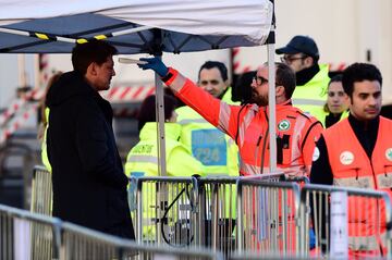 Un hombre se toma la temperatura antes del partido entre la Juventus de Turín y el Inter. 