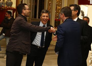 Víctor Charneco, director de comunicación de la Federación Española de Baloncesto, conversa con Luis Nieto, director de información de As, Marco Ruiz y Manu Sainz.