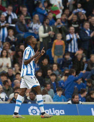 Real Sociedad 2-2 Barcelona | Centro raso de Monreal que repelió Ter Stegen, el rechace se quedó muerto en el área pequeña y el delantero fusiló al guardameta totalmente solo para igualar el marcador.