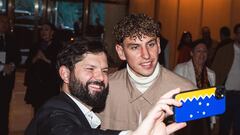 El inesperado encuentro entre Gabriel Boric y un chileno en México: le regaló su camiseta