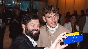 El inesperado encuentro entre Gabriel Boric y un chileno en México: le regaló su camiseta