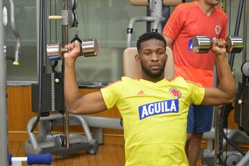 Los jugadores de la Selección Colombia haciendo gimnasio en su segundo día de entrenamiento en la concentración ubicada en Japón. 