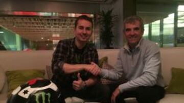Jorge Lorenzo junto a Patrick Francois, CEO de Shark.