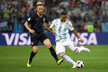 Ivan Rakitic y Gabriel Mercado.