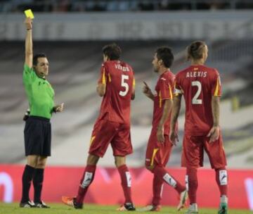 El árbitro Prieto Iglesias mostró la cartulina amarilla a Vergini.