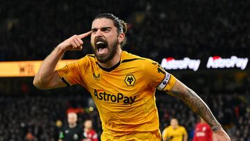 Ruben Neves, jugador del Wolverhampton, celebra el gol anotado contra el Liverpool.