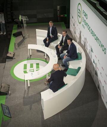 Foro sobre la Titan Desert con Manuel Tajada (director técnico de la Titan Desert), César Fraile (Responsable de Marketing y Patrocinio de MKTG) y Luis Pasamontes, participante de la carrera, junto a Antonio Lobato, moderador del foro.