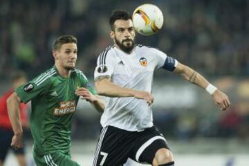 El delantero del Valencia, Álvaro Negredo, lucha por el balón contra el jugador del Rapid de Viena, Maximilian Weber