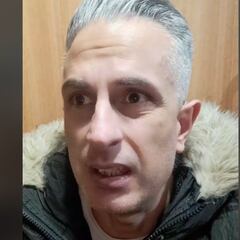 Se da cuenta de la forma de vestir de la madre y la niña en la cola: su gesto le lleva a ser echado del supermercado